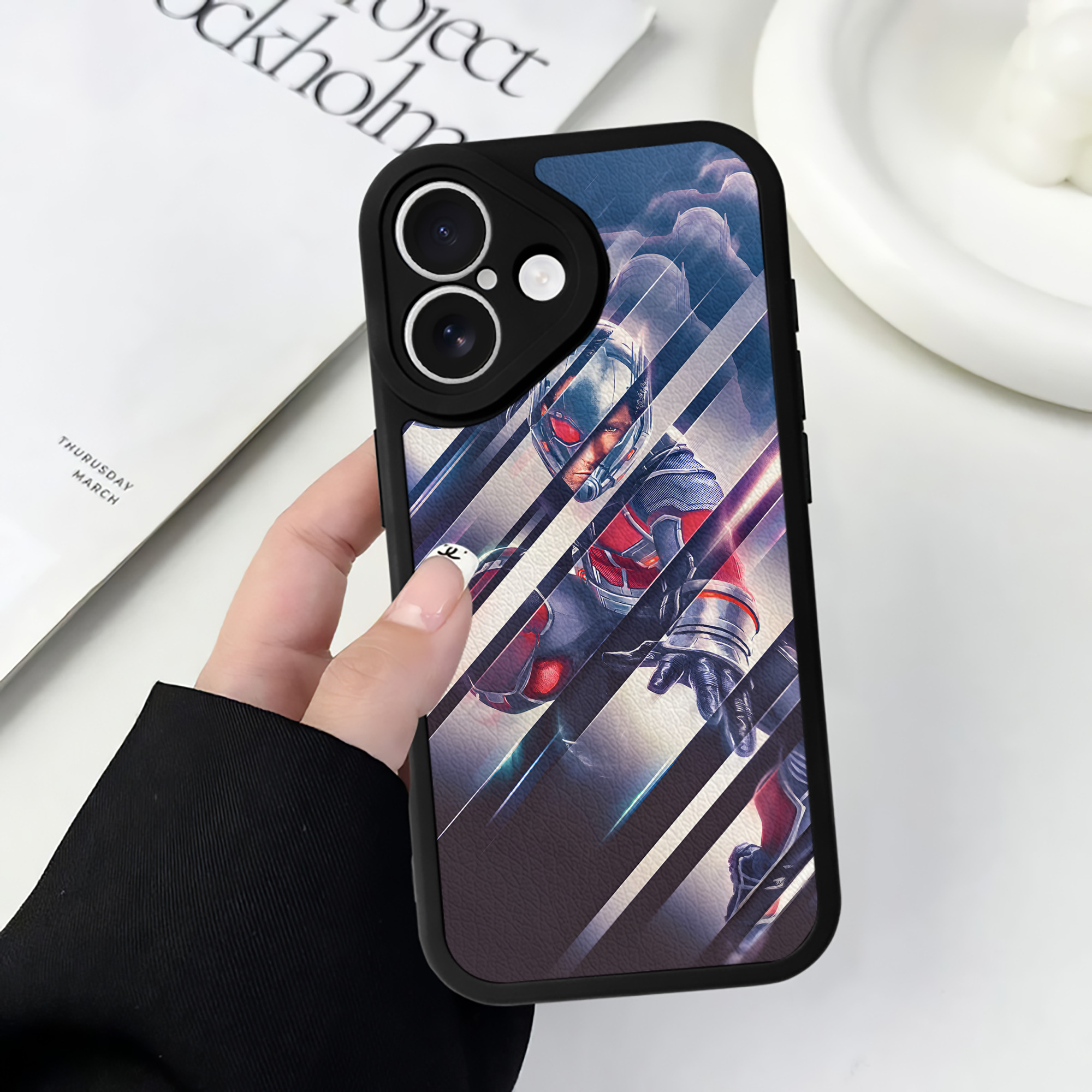 （画像用） アベンジャーズ The Avengers 【iPhone 16シリーズ対応】シリコンスマホケース（レザー調） 材質：シリコン